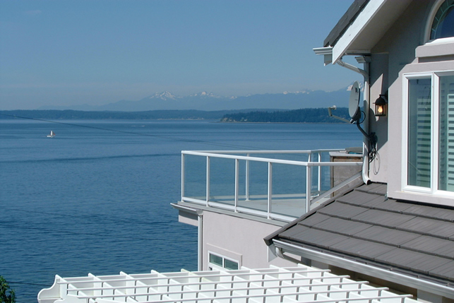 Waterfront house with a wraparound DeckRite vinyl deck